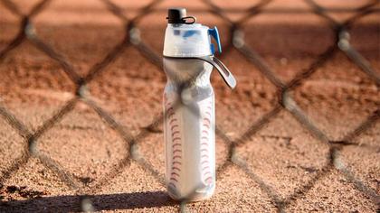 Imagem de Garrafa de água O2COOL Mist 'N Sip Misting 2 em 1, 600 mL, pacote com 2