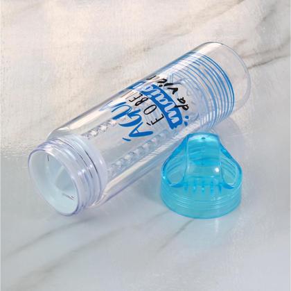 Imagem de Garrafa de plástico estampada com infusor 700 ml