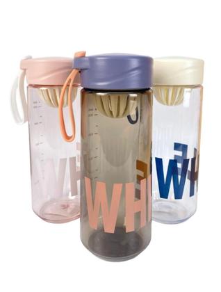 Imagem de Garrafa Plástica 640ml Com Espremedor De Frutas Alça Silicone BM-P1404