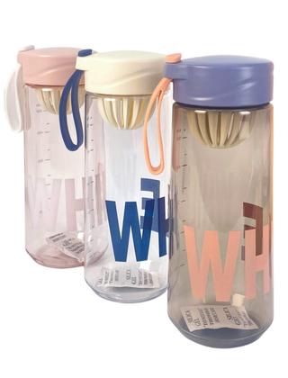 Imagem de Garrafa Plástica 640ml Com Espremedor De Frutas Alça Silicone BM-P1404