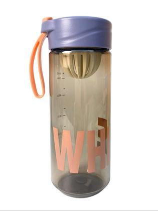 Imagem de Garrafa Plástica 640ml Com Espremedor De Frutas Alça Silicone BM-P1404