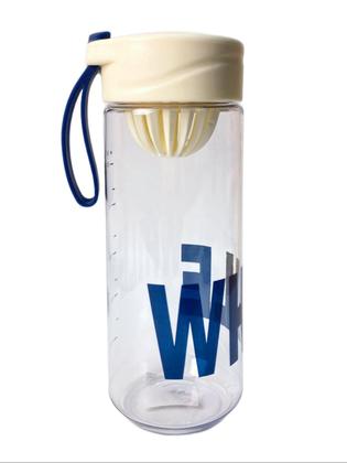 Imagem de Garrafa Plástica 640ml Com Espremedor De Frutas Alça Silicone BM-P1404