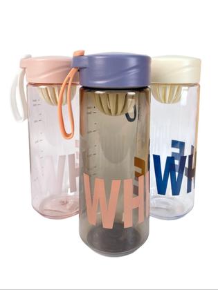 Imagem de Garrafa Plástica 640ml Com Espremedor De Frutas Alça Silicone BM-P1404