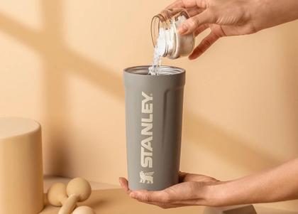 Imagem de Garrafa Térmica Activate Shaker Bottle Stanley 593ml Cores