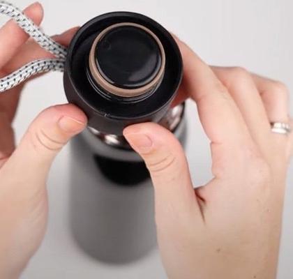 Imagem de Garrafa Térmica de 550ml com Parede Dupla e Alça Preta