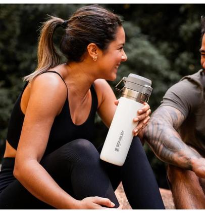 Imagem de Garrafa Térmica Stanley Quick Flip 710ml Branca