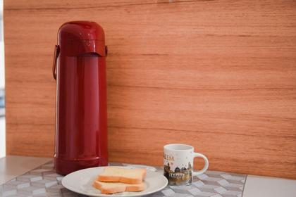 Imagem de Garrafa Térmica Vermelha Magic Pump 1L Quente Frio Café Termolar