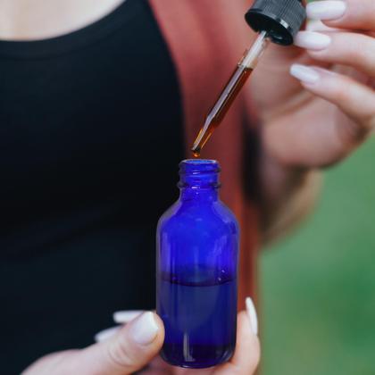 Imagem de Garrafas de vidro Comrzor 48 Pack 60mL com acessórios para óleos