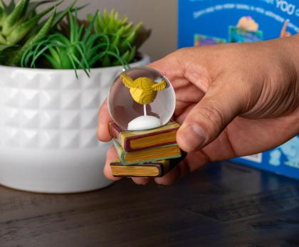 Imagem de Globo de neve Silver Buffalo Harry Potter Golden Snitch Mini
