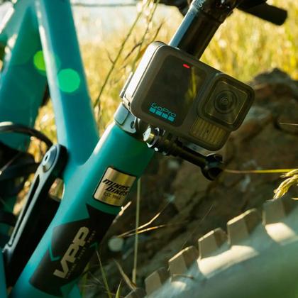 Imagem de GoPro HERO13 Black Bundle Kit Câmera Ação à Prova dágua 10m 5.3K60 HLG HDR 27MP HyperSmooth 6.0 GPS Wi-Fi 6 + The Handler Bateria Enduro 64GB Estojo