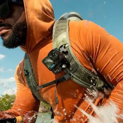 Imagem de GoPro HERO13 Black Bundle Kit Câmera Ação à Prova dágua 10m 5.3K60 HLG HDR 27MP HyperSmooth 6.0 GPS Wi-Fi 6 + The Handler Bateria Enduro 64GB Estojo