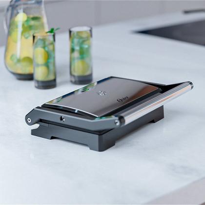 Imagem de Grill Sanduicheira Oster Inox 2 em 1, Antiaderente, com Alça  OGRL230