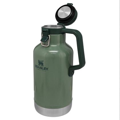 Imagem de Growler Stanley Classic Easy-Pour de 64 onças, isolado, mantém a cerveja gelada e carbonatada. Feito com interior de aço inoxidável, revestimento externo durável e tampa à prova de vazamentos, alça fácil de transportar