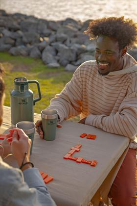 Imagem de Growler Stanley Classic Easy-Pour de 64 onças, isolado, mantém a cerveja gelada e carbonatada. Feito com interior de aço inoxidável, revestimento externo durável e tampa à prova de vazamentos, alça fácil de transportar