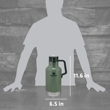 Imagem de Growler Stanley Classic Easy-Pour de 64 onças, isolado, mantém a cerveja gelada e carbonatada. Feito com interior de aço inoxidável, revestimento externo durável e tampa à prova de vazamentos, alça fácil de transportar