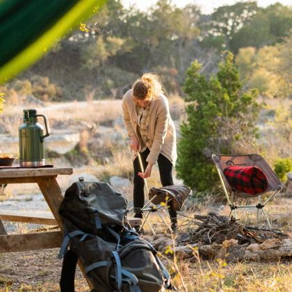Imagem de Growler Stanley Classic Easy-Pour de 64 onças, isolado, mantém a cerveja gelada e carbonatada. Feito com interior de aço inoxidável, revestimento externo durável e tampa à prova de vazamentos, alça fácil de transportar