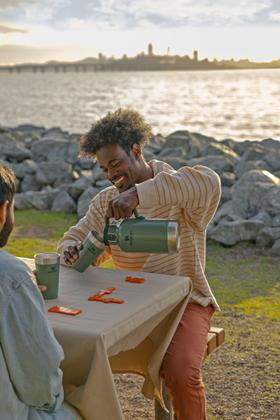 Imagem de Growler Stanley Classic Easy-Pour de 64 onças, isolado, mantém a cerveja gelada e carbonatada. Feito com interior de aço inoxidável, revestimento externo durável e tampa à prova de vazamentos, alça fácil de transportar