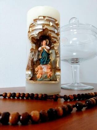 Imagem de Imaculada Conceição. Rossoni Velas. Gruta em vela tam 07x16cm branca. Imagem em resina 9cm