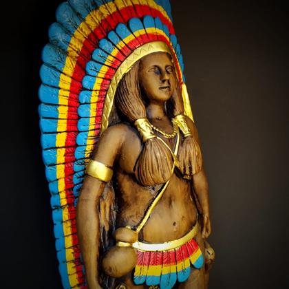 Imagem de Imagem em gesso cabocla caçadora  51cm envelhecida penas coloridas