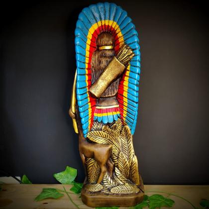 Imagem de Imagem em gesso cabocla caçadora  51cm envelhecida penas coloridas