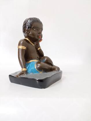 Imagem de Imagem em gesso erê sentado com shorts azul 11,5 cm