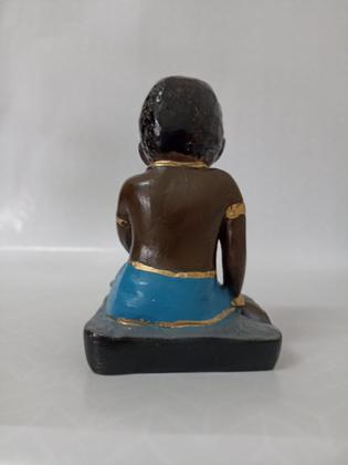 Imagem de Imagem em gesso erê sentado com shorts azul 11,5 cm