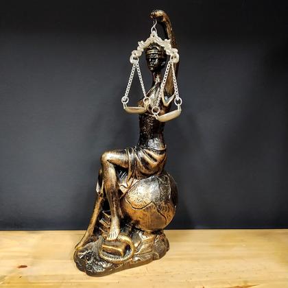 Imagem de Imagem em gesso temis deusa da justiça sentada dourada 32cm