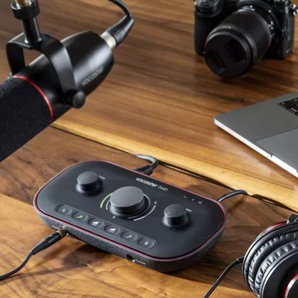 Imagem de Interface de audio focusrite vocaster two para podcast