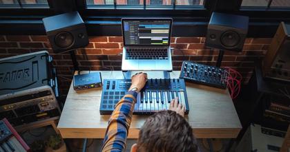 Imagem de Interface de áudio MOTU M2 2x2 USB-C com ESS Sabre32 Ultra DAC