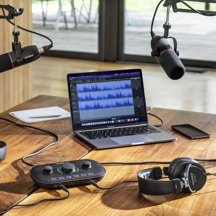 Imagem de Interface focusrite vocaster two studio kit para podcast