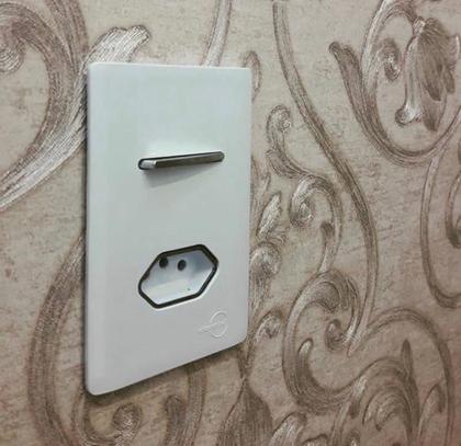 Imagem de Interruptor Paralelo e Tomada 10A - Novara Branco Brilhante