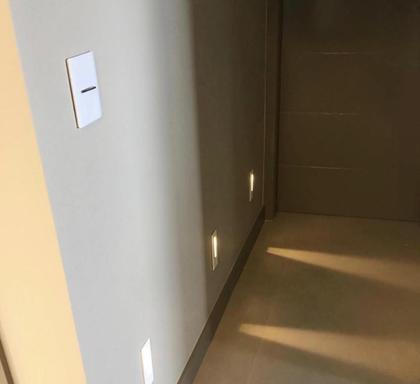 Imagem de Interruptor Simples Novara Branca com Cromado Dicompel Luxo