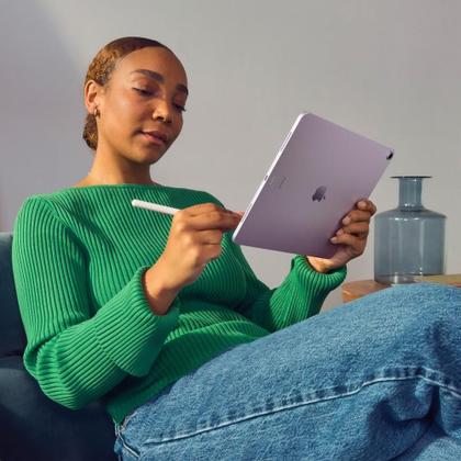 Imagem de iPad Air Apple, Tela 11", 1TB, Chip M2, Wi-Fi + Cellular, Câmera Traseira 12MP, iPadOS 17, Azul - MUXT3BZ/A