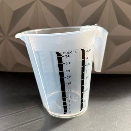 Imagem de Jarra medidora de plástico 1 litro transparente copo medidor com medidas para cozinha multiuso branca preto com bico