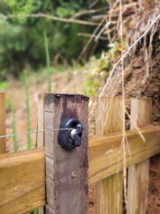 Imagem de Jg Isolador Elétrico 50 Passadores+10 Terminais+60 Parafusos