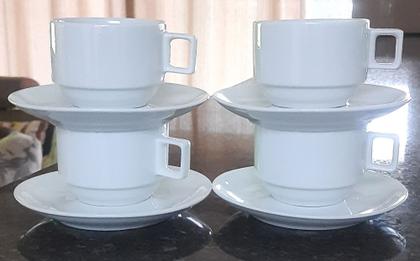 Imagem de Jogo 4 xícaras Café , Chá com pires Empilháveis Porcelana branca.