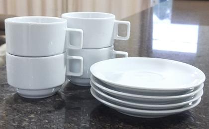 Imagem de Jogo 4 xícaras Café , Chá com pires Empilháveis Porcelana branca.