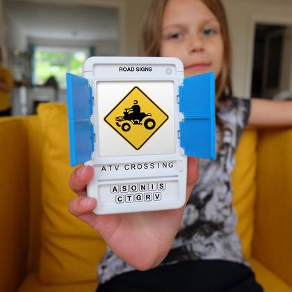 Imagem de Jogo de cartas 100 PICS US Road Signs com capa Slide Reveal Kids 6+