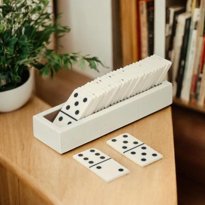 Imagem de Jogo de domino em mdf e resina nas cores branco e preto