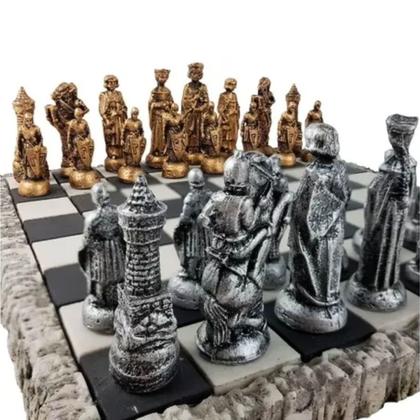 Imagem de Jogo De Xadrez Tabuleiro Temático Coleção Medieval em Resina Completo Bronze/Prata