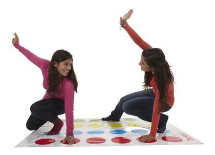 Imagem de Jogo Twister Refresh Com Tapete Clássico Hasbro Amigos Game