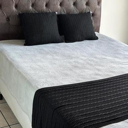 Imagem de Kit 1 Manta Premium Para Sofá, Poltrona, Cama Queen e 2 Capas de Almofada em Tricot  Modelo Super Luxo  Costura Mágica.