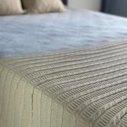 Imagem de Kit 1 Peseira Super Luxo Para Cama Queen, Poltrona e Sofá 230cm x 60cm com 2 Capas de Almofada em Tricot  Modelo Premium Costura Mágica.