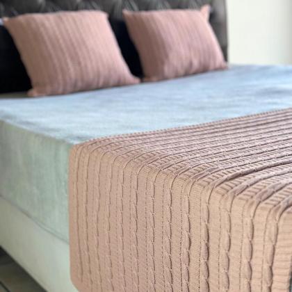 Imagem de Kit 1 Peseira Super Luxo Para Cama Queen, Poltrona e Sofá 230cm x 60cm com 2 Capas de Almofada em Tricot  Modelo Premium Costura Mágica.