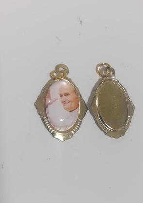Imagem de Kit 100 Medalha São Papa João Paulo Ii 2cm Resinada Dourada