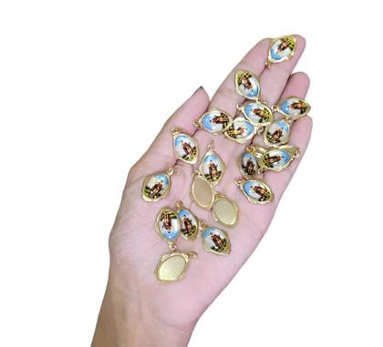 Imagem de Kit 100 Medalhas Santo Expedito 2cm Resinada Dourada simples
