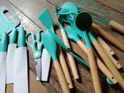 Imagem de Kit 19 Utensílios de Cozinha Silicone Cabo de Madeira Faca Tábua Verde Claro