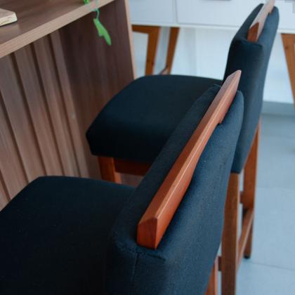 Imagem de Kit 2 Banqueta Alta Safira Para Cozinha De Madeira Maciça Estofada Com Encosto Para Bancada Americana E Área Gourmet