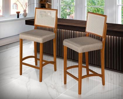 Imagem de Kit 2 Banquetas Altas Pés Em Madeira Maciça Com Encosto em Rattan e Assento Estofado  Conforto, Design Clássico e Elegância para Cozinha ou Balcão