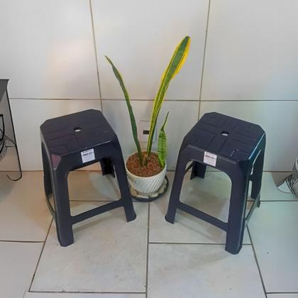 Imagem de Kit 2 Banquetas Plásticas Pretas Reforçadas Empilháveis 90kg
